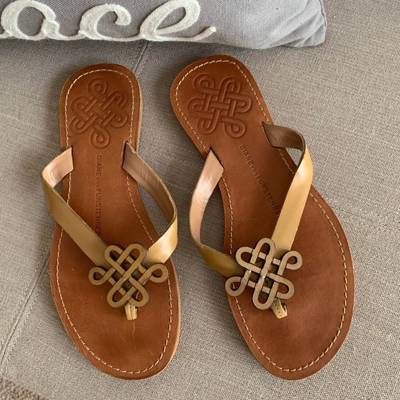 Diane Von Furstenberg Shoes - Diane Von Furstenberg Loveknot flip-flop Sandals 8